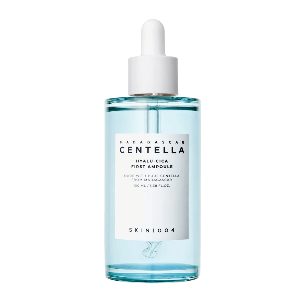 Imagem do produto de Skin1004 Madagascar Centella Hyalu-Cica First Ampoule, frasco de 100 ml com rótulo branco e pipeta.