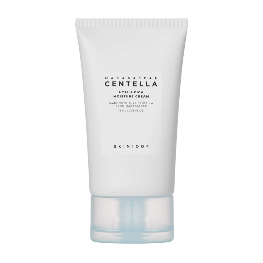 Um tubo branco SKIN1004 Madagascar Centella Hyalu-Cica creme hidratante sobre um fundo de cor sólida.