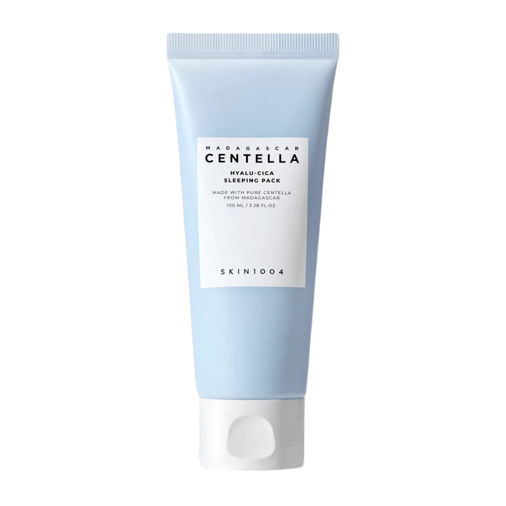 A imagem mostra "Madagascar Centella Hyalu-Cica Sleeping Pack" em um tubo de 100 ml da SKIN1004, um produto de cuidados com a pele para uso noturno.