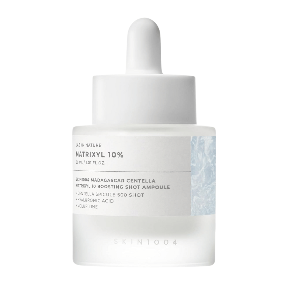 Close-up de SKIN1004 Madagascar Centella Matrixyl 10 Boosting Shot Ampoule mostrando pipeta e rótulo – sérum peptídico de alta concentração para elasticidade e hidratação da pele.