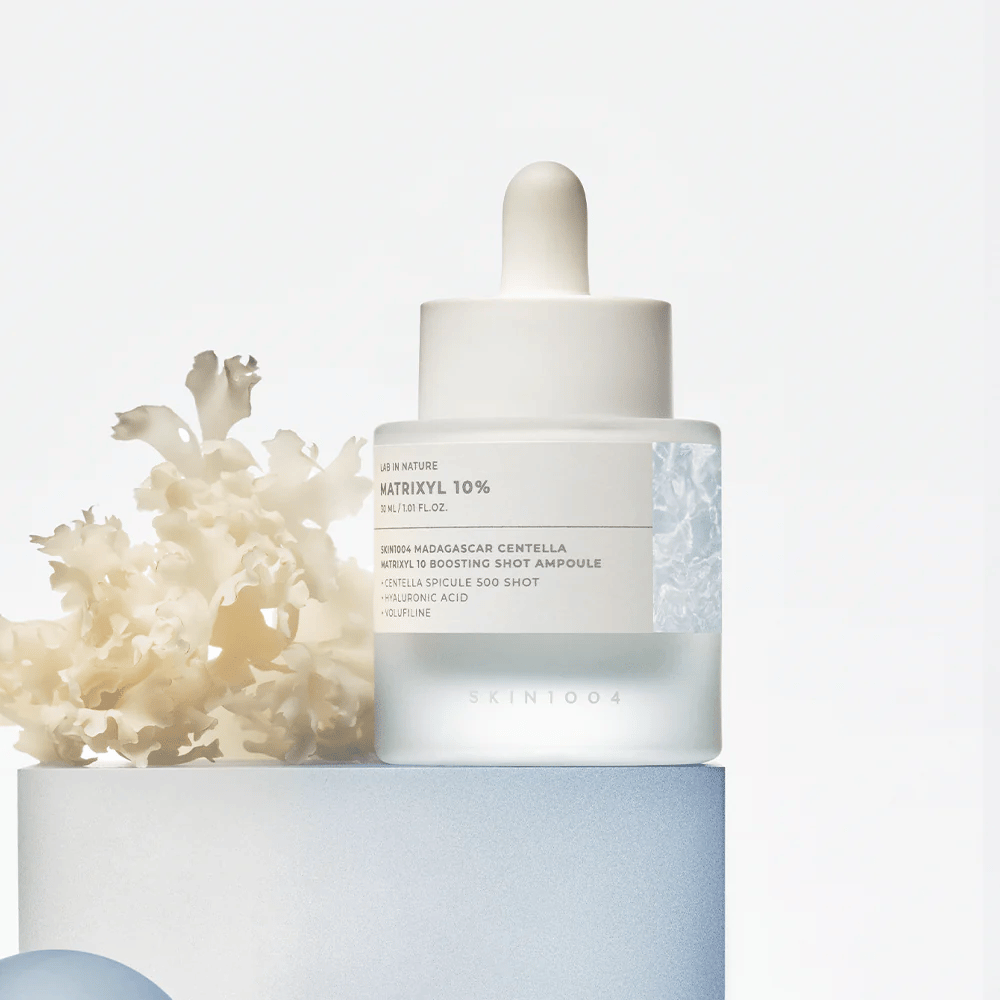 SKIN1004 Madagascar Centella Matrixyl 10 Boosting Shot Ampoule em imagem de estilo de vida – sérum anti-idade com peptídeos e centella que fortalece a barreira da pele e proporciona firmeza.