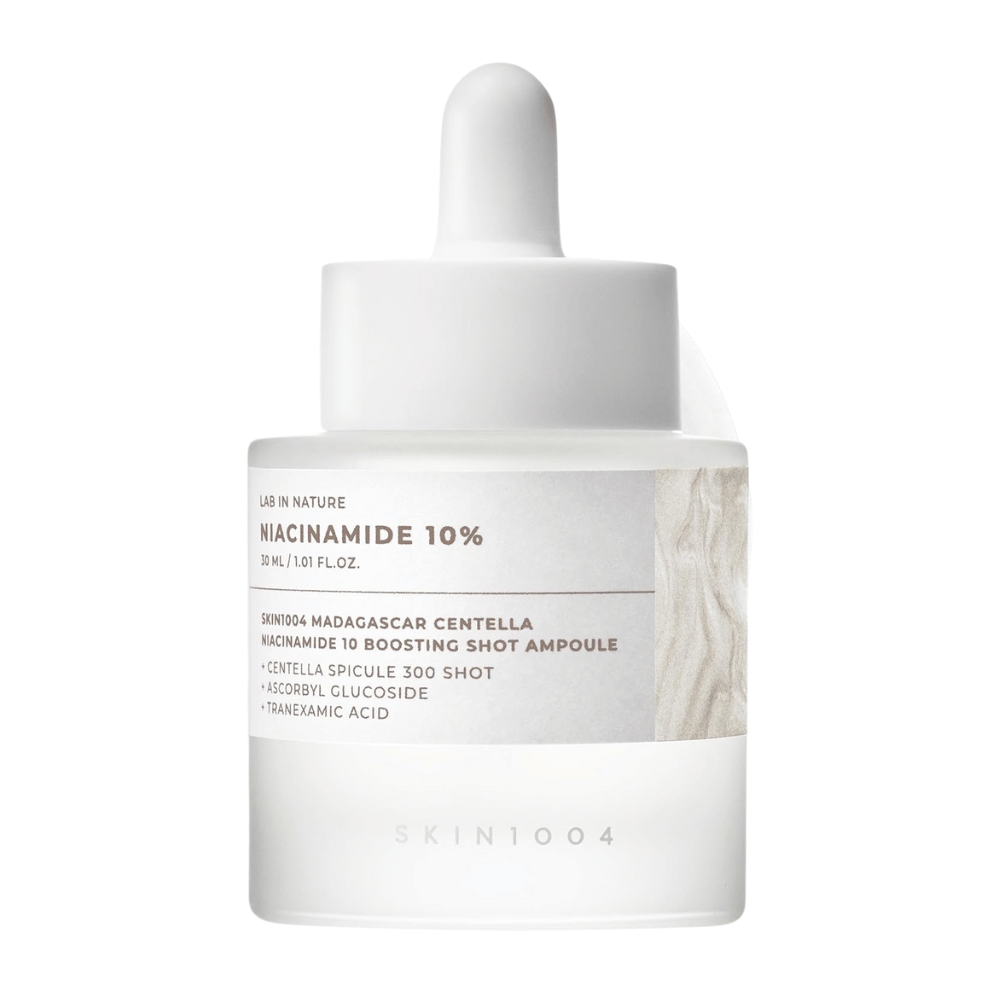 SKIN1004 Madagascar Centella Niacinamide 10 Boosting Shot Ampoule em pé sobre fundo branco – sérum de niacinamida altamente concentrado para uma pele mais clara, brilho e produção de sebo equilibrada.