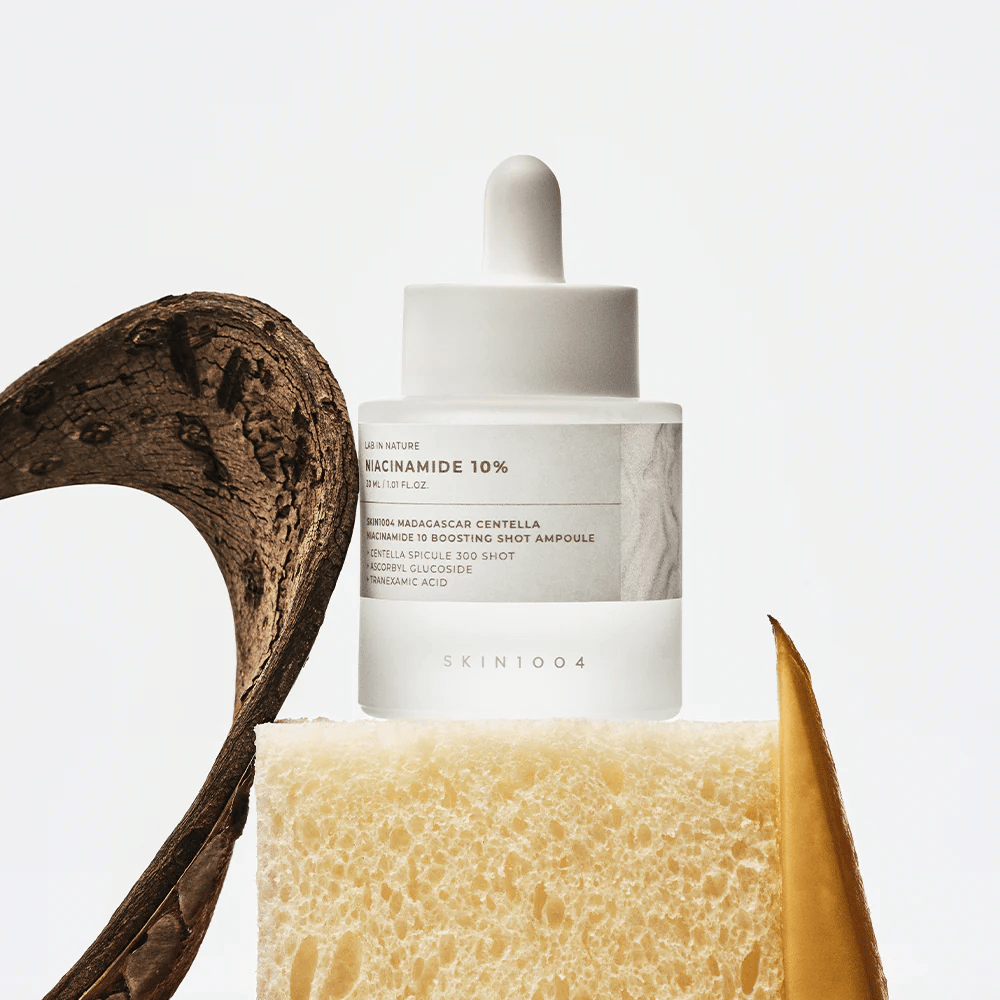 SKIN1004 Madagascar Centella Niacinamide 10 Boosting Shot Ampoule em imagem de estilo de vida – sérum facial que ajuda a reduzir o tom de pele irregular e fortalecer a barreira cutânea.
