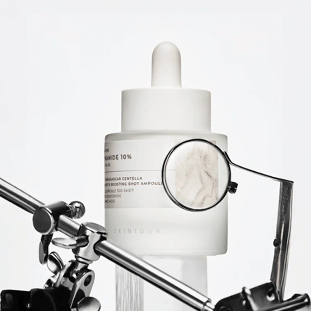 Imagem detalhada de SKIN1004 Madagascar Centella Niacinamide 10 Boosting Shot Ampoule que destaca o foco nos ingredientes e a fórmula ativa para uma pele mais clara e textura uniforme.