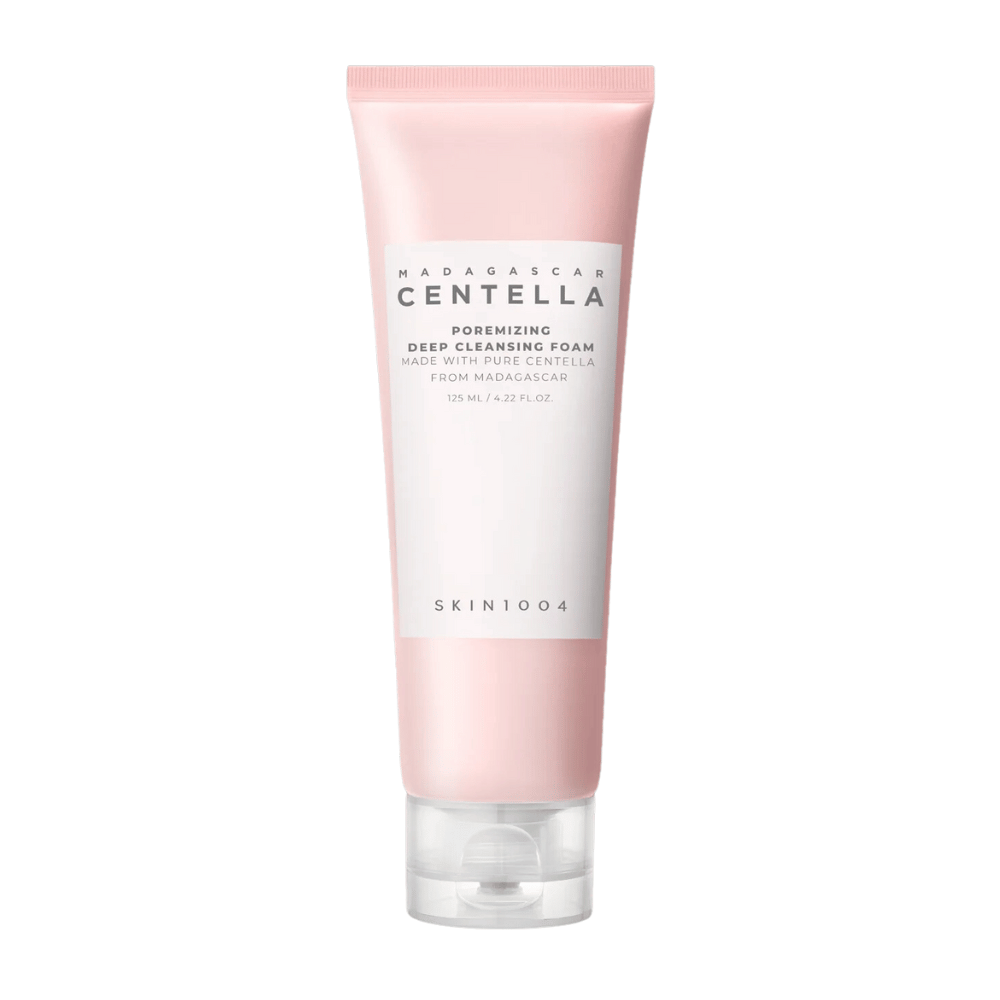 Madagascar Centella Poremizing Deep Cleansing Foam é um produto de limpeza facial, apresentado em um tubo rosa. Os tubos contêm 125 ml e são feitos com centella pura de Madagascar para limpar eficazmente e refinar os poros da pele.