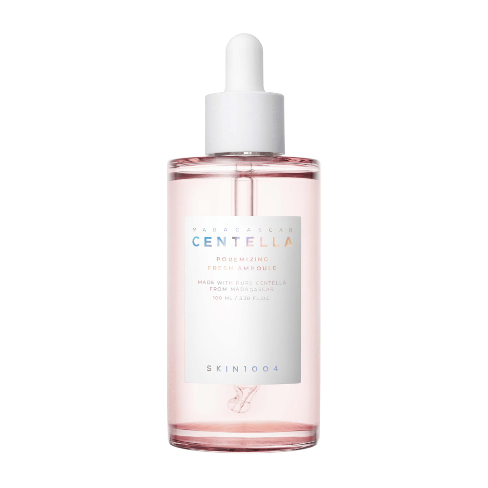 Frasco transparente com líquido rosa e conta-gotas branco, SKIN1004 Madagascar Centella Poremizing Fresh Ampoule, contra um fundo branco.