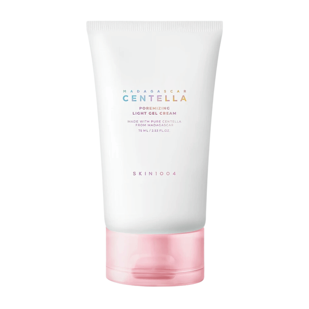 Madagascar Centella Poremizing Light Gel Cream é apresentado em um tubo branco e rosa. O produto é feito com centella pura de Madagascar e tem uma consistência leve e semelhante a gel, o que o torna ideal para reduzir poros e proporcionar uma sensação fresca.