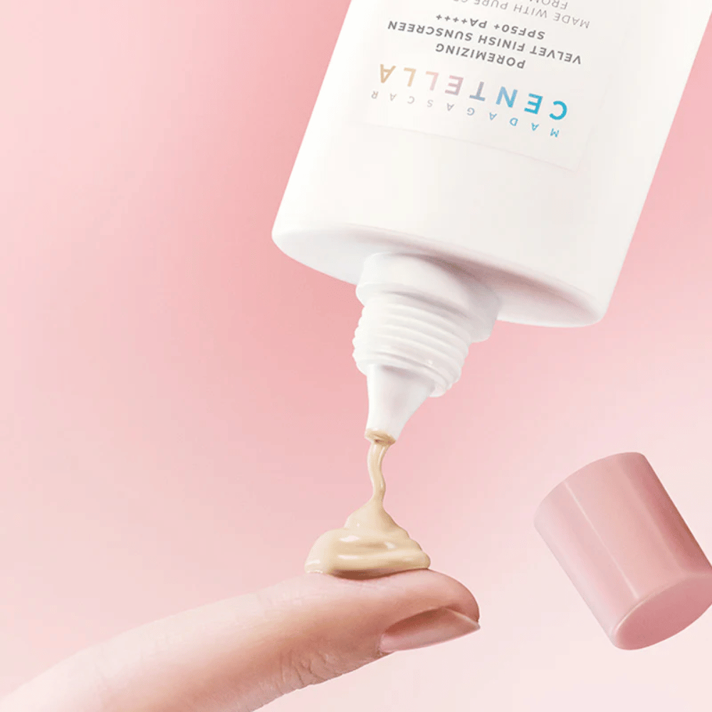 A textura cremosa de SKIN1004 Madagascar Centella Poremizing Velvet Finish Sunscreen SPF 50+ PA++++ funde-se na pele e proporciona um acabamento natural e aveludado sem sensação pegajosa.