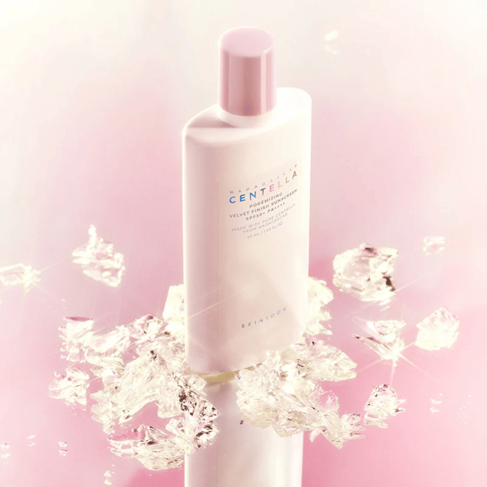 SKIN1004 Madagascar Centella Poremizing Velvet Finish Sunscreen SPF 50+ PA++++ com fórmula leve que é facilmente absorvida e proporciona uma proteção duradoura com uma sensação suave e aveludada.