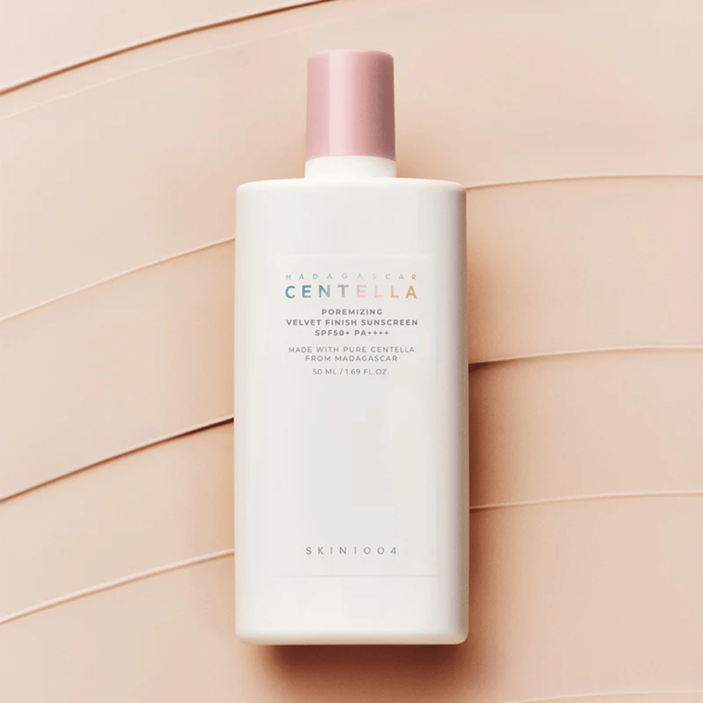 SKIN1004 Madagascar Centella Poremizing Velvet Finish Sunscreen SPF 50+ PA++++ com Centella Asiatica que acalma a pele e deixa um acabamento mate agradável, sem película branca.