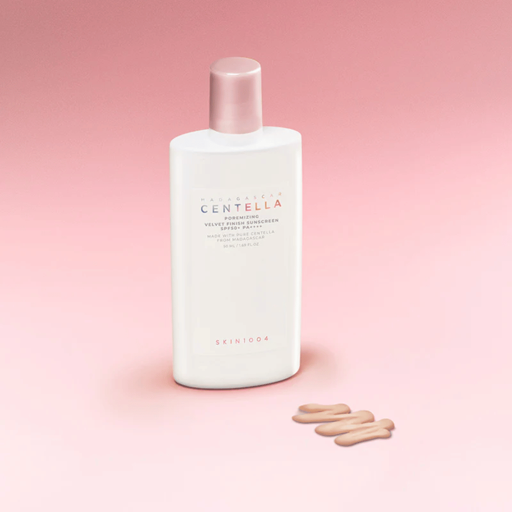 SKIN1004 Madagascar Centella Poremizing Velvet Finish Sunscreen SPF 50+ PA++++ – protetor solar leve com acabamento aveludado que protege a pele e ajuda a controlar o brilho.