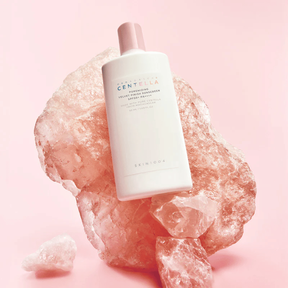 SKIN1004 Madagascar Centella Poremizing Velvet Finish Sunscreen SPF 50+ PA++++ com Centella Asiatica de Madagáscar que acalma a pele e proporciona um acabamento naturalmente mate e suave.