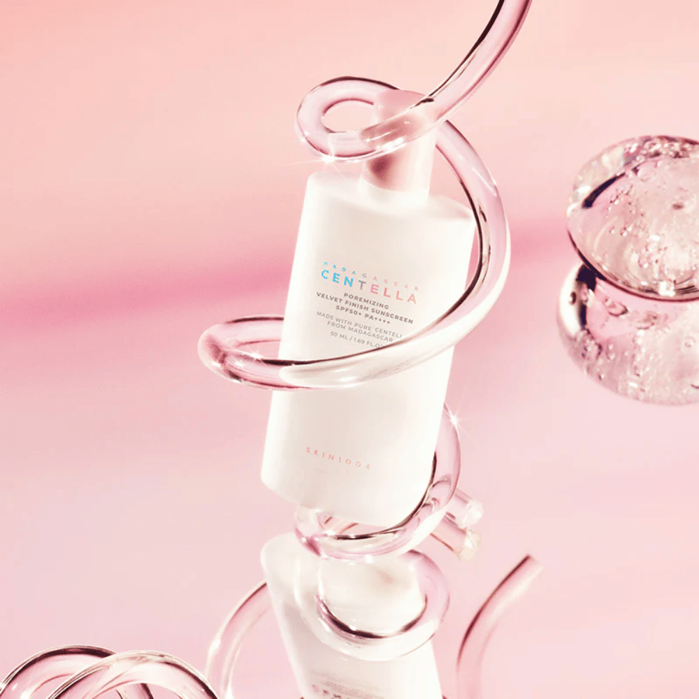SKIN1004 Madagascar Centella Poremizing Velvet Finish Sunscreen SPF 50+ PA++++ com acabamento aveludado que protege a pele contra os raios UVA e UVB, ao mesmo tempo que ajuda a minimizar a visibilidade dos poros.