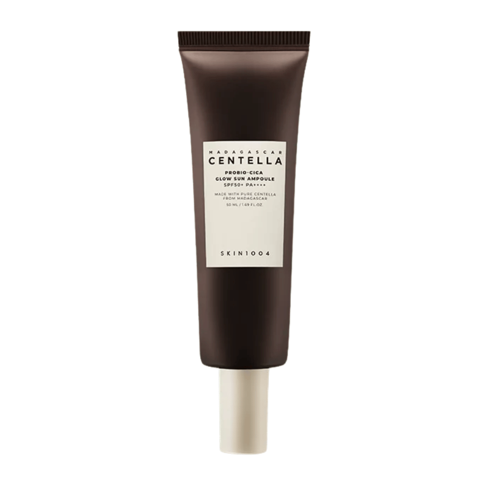 SKIN1004 Madagascar Centella Probio-Cica Glow Sun Ampoule é um protetor solar com SPF50+ PA++++ que proporciona um belo brilho enquanto acalma e fortalece a pele com centella de Madagascar. Adequado para pele sensível.
