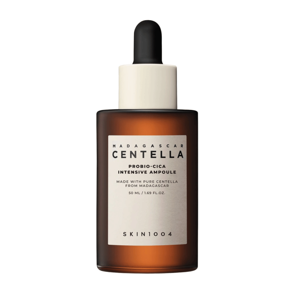 Garrafa com "Madagascar Centella Probio-Cica Intensive Ampoule" de SKIN1004, cuidados com a pele com centella de Madagascar.