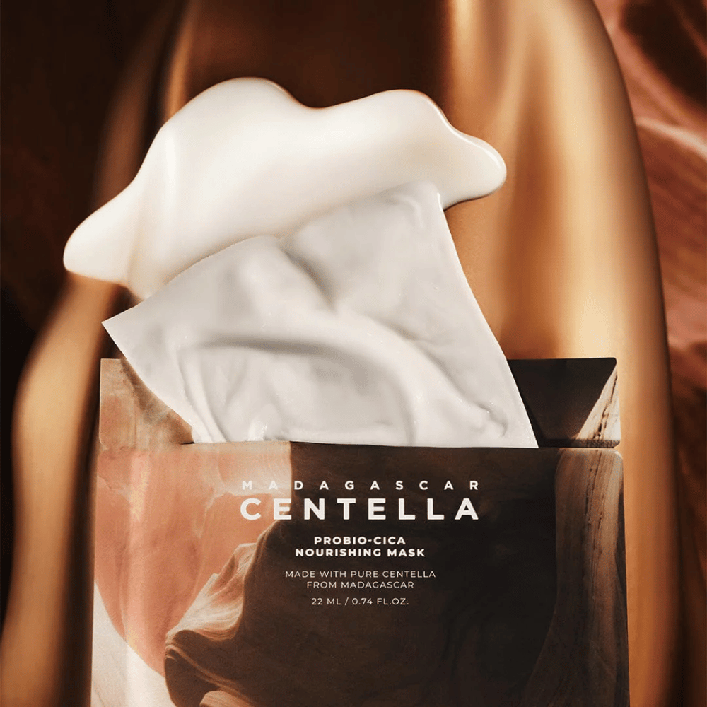 Embalagem com Sheet mask puxada para fora, mostrando uma essência rica e efeito hidratante.