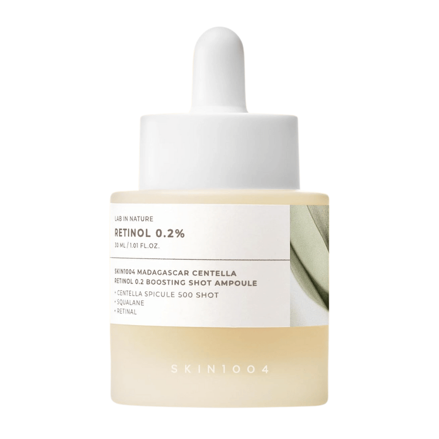 SKIN1004 Madagascar Centella Retinol 0.2 Boosting Shot Ampoule em fundo branco – soro de retinol suave mas eficaz para linhas finas, pele mais uniforme e elasticidade aumentada.