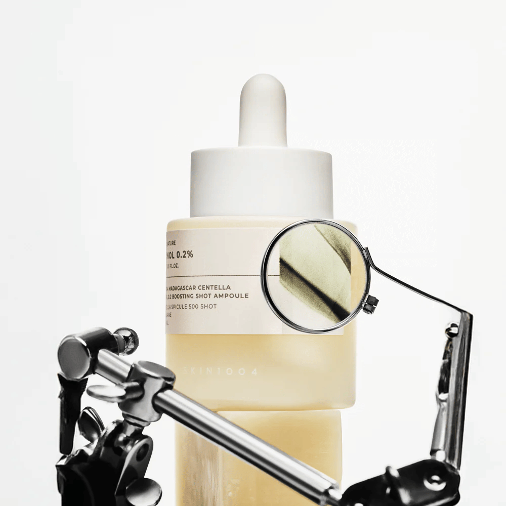 Imagem de detalhe de SKIN1004 Madagascar Centella Retinol 0.2 Boosting Shot Ampoule destacando a fórmula ativa com retinol, centella spicule e squalane para renovação eficaz da pele.