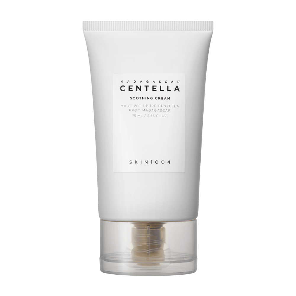 Um tubo branco de Madagascar Centella Soothing Cream de SKIN1004 com tampa transparente. O texto no tubo descreve o produto como calmante e feito com Centella pura de Madagascar. O tubo contém 75 ml / 2,53 fl. oz.