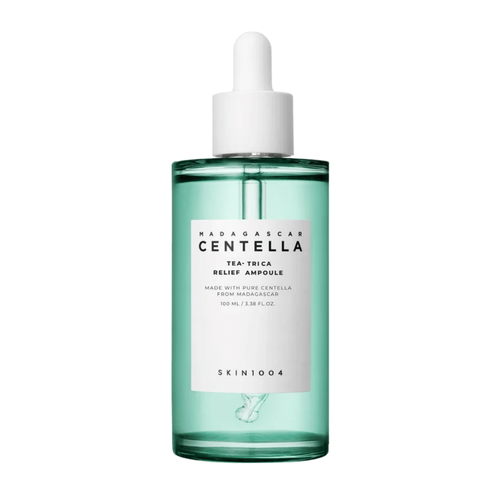 Garrafa verde translúcida com rótulo branco e pipeta – SKIN1004 Madagascar Centella Tea-Trica Relief Ampoule 100 ml contra fundo branco.