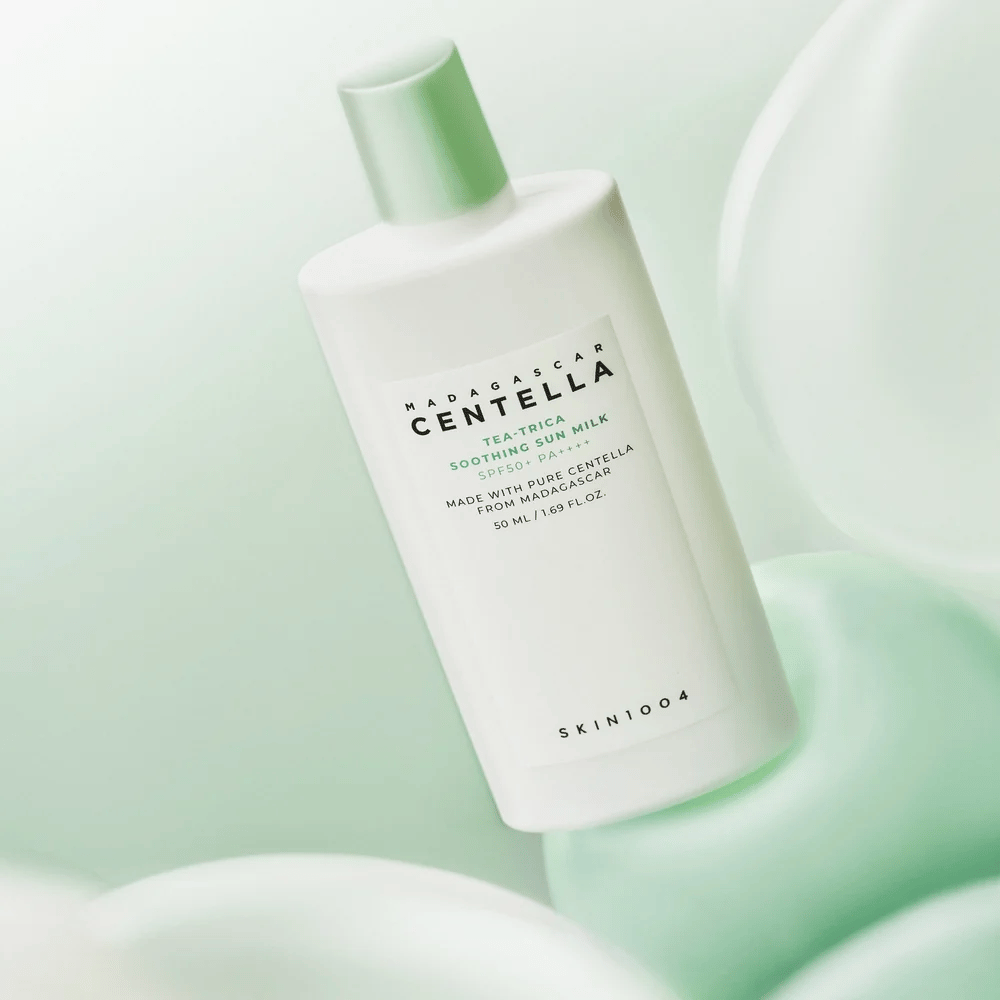 SKIN1004 Madagascar Centella Tea-Trica Soothing Sun Milk protetor solar leve com SPF50+ PA++++ e Centella calmante