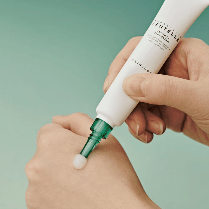 Aplicação de SKIN1004 Madagascar Centella Tea-Trica Spot Cream na pele – tratamento direcionado para espinhas, manchas e áreas inflamadas.