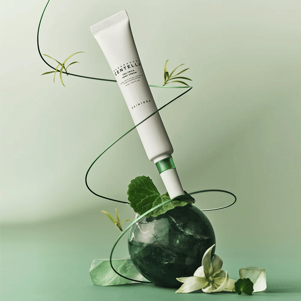 SKIN1004 Tea-Trica Spot Cream com centella asiatica e elementos botânicos – creme coreano para acne para acalmar a irritação e reduzir a vermelhidão.