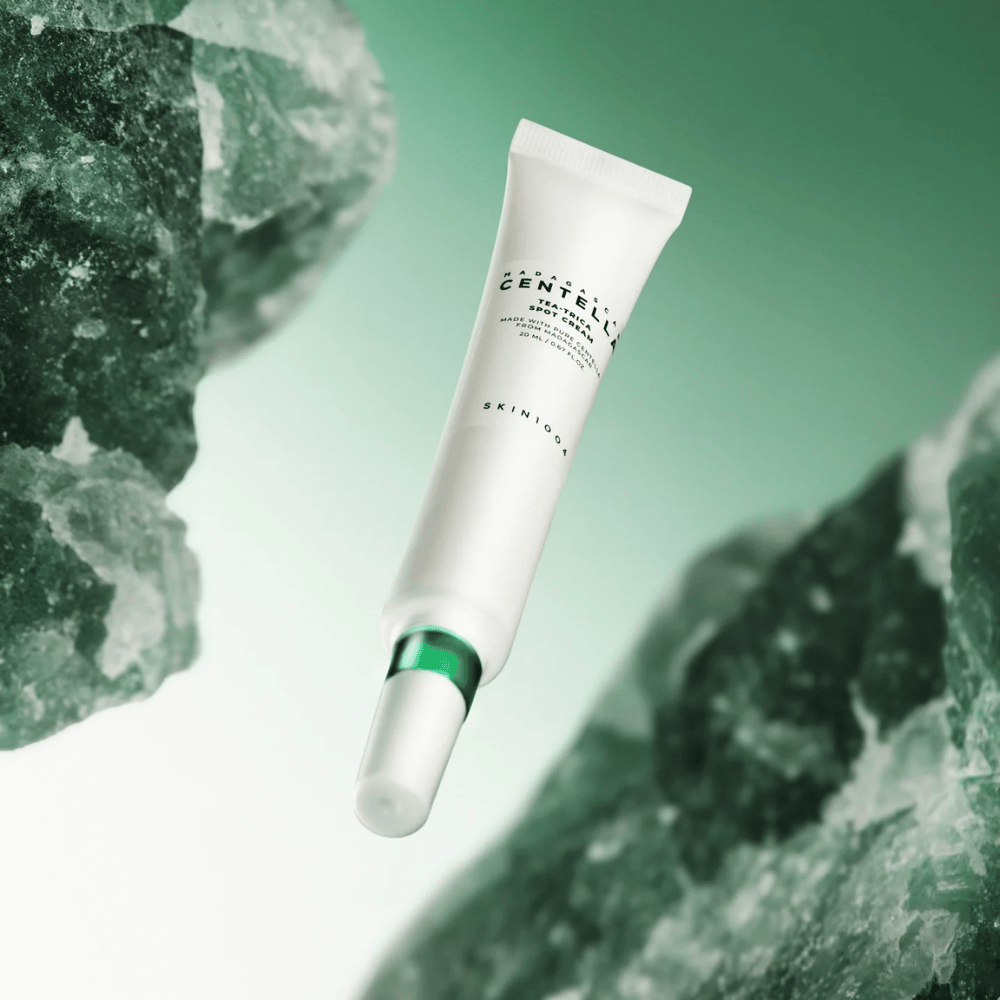 SKIN1004 Madagascar Centella Tea-Trica Spot Cream 20 ml para acne e espinhas, imagem do produto com fundo verde e estrutura de cristal – calmante spot treatment com centella asiatica e tea tree.