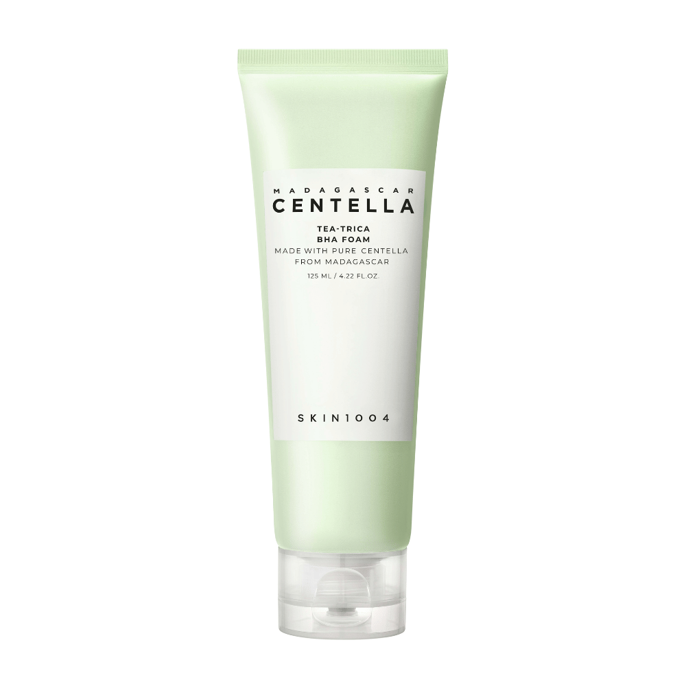 O produto "Madagascar Centella Tea-trica BHA Foam" é apresentado em um tubo verde e branco. Ele é projetado para limpar a pele e contém Centella pura de Madagascar. O volume é de 125 ml.