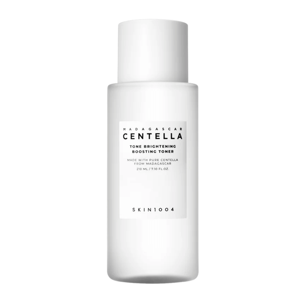 Imagem do produto em SKIN1004 Madagascar Centella Tone Brightening Boosting Toner - um frasco branco, elegante, com design minimalista e texto preto.
