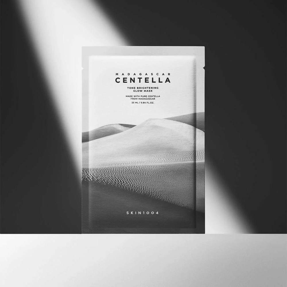 Uma máscara em pé sob um foco de luz com sombras nítidas para uma sensação premium.