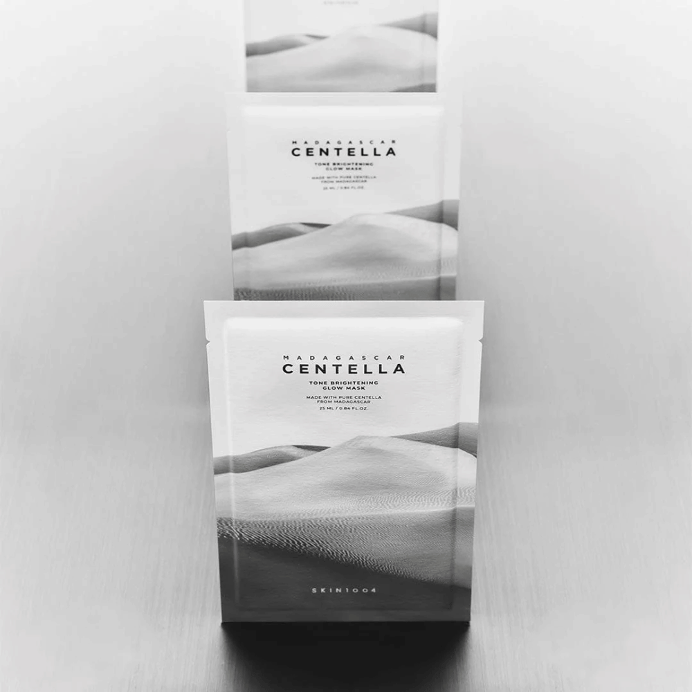 Várias máscaras empilhadas em linha, apresentação de produto elegante a preto e branco.