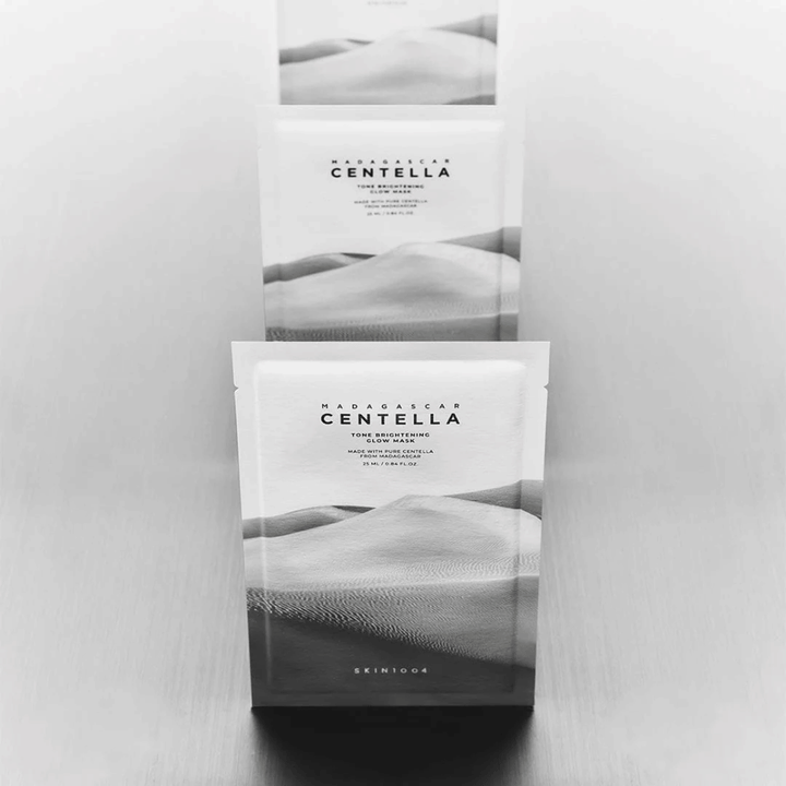 Várias máscaras empilhadas em linha, apresentação de produto elegante a preto e branco.
