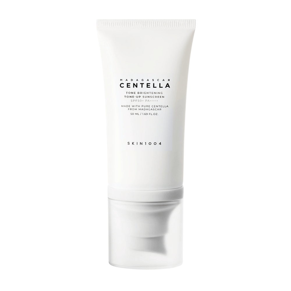 Um tubo de Madagascar Centella Tone Brightening Tone-Up Sunscreen de SKIN1004. O tubo é branco com texto preto e contém 50 ml. O produto tem SPF 50+ PA++++ e é fabricado com Centella pura de Madagascar.