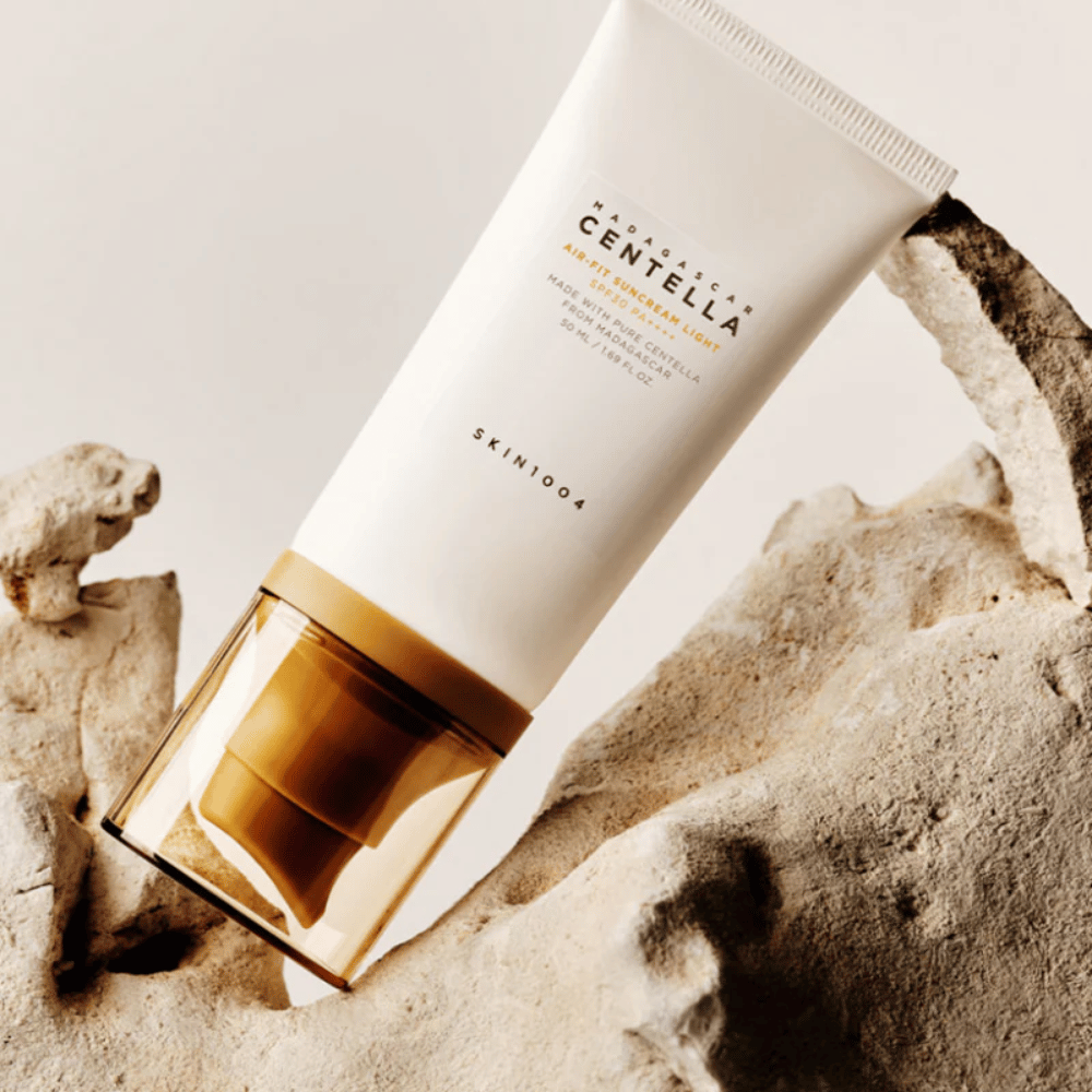 SKIN1004 Madagascar Centella Air-Fit Suncream Light SPF30 – protetor solar hidratante que ajuda a fortalecer a barreira da pele e proporciona um resultado natural e fresco.