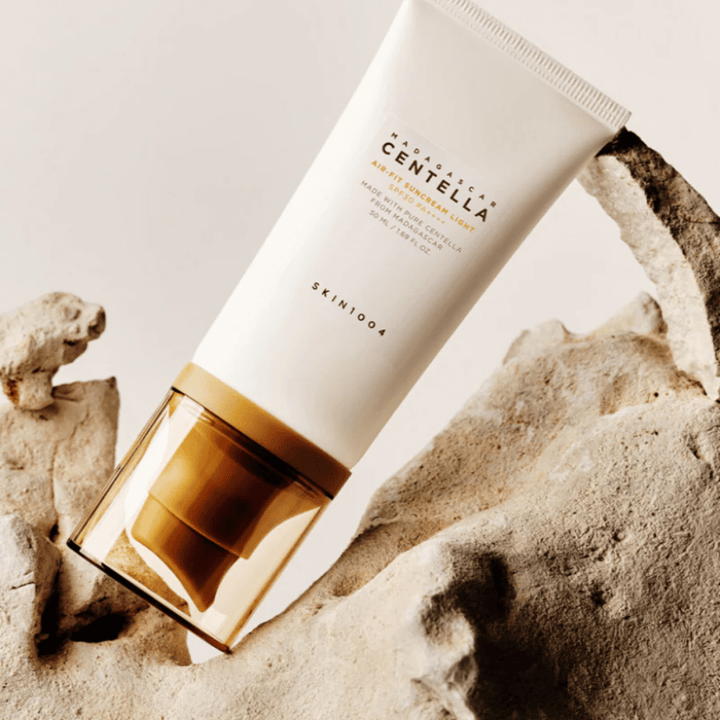 SKIN1004 Madagascar Centella Air-Fit Suncream Light SPF30 – protetor solar hidratante que ajuda a fortalecer a barreira da pele e proporciona um resultado natural e fresco.