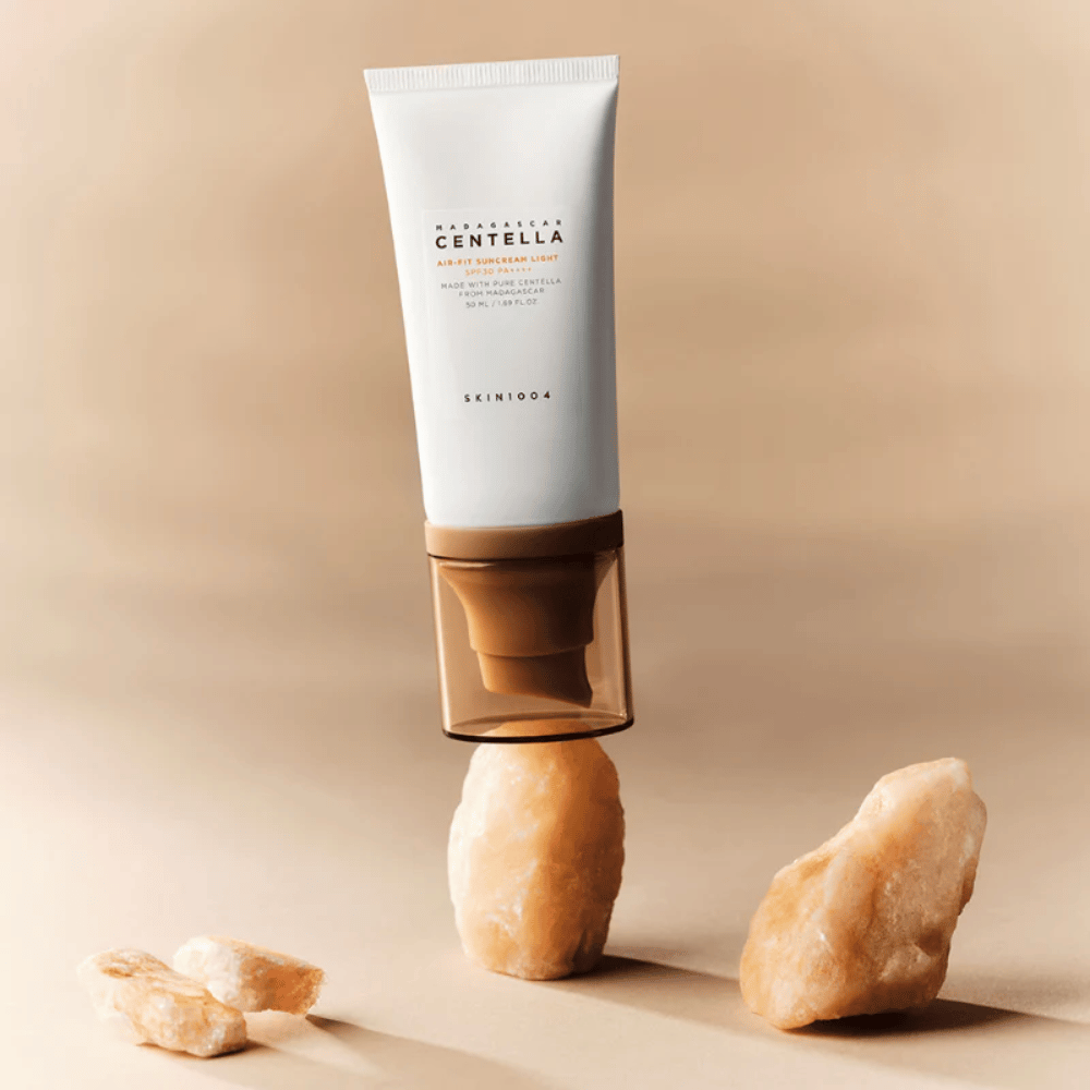SKIN1004 Madagascar Centella Air-Fit Suncream Light – creme solar coreano com fórmula leve que é rapidamente absorvida e ajuda a acalmar a pele com centella asiatica.