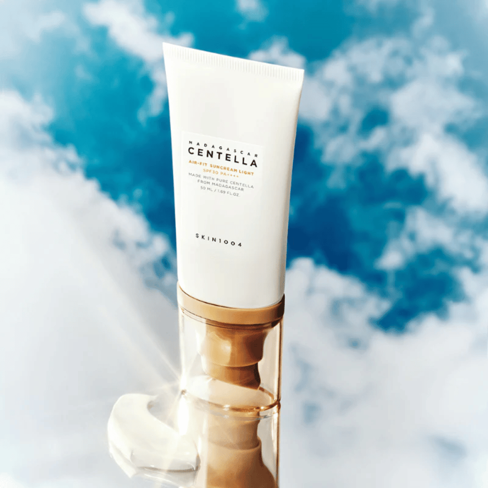 SKIN1004 Madagascar Centella Air-Fit Suncream Light SPF30 PA++++ – creme solar leve com centella asiatica que protege a pele contra radiação UV e oferece hidratação sem sensação de peso.