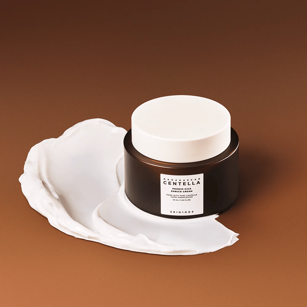 SKIN1004 Madagascar Centella Probio-Cica Enrich Cream colocado em uma camada de creme – creme facial hidratante e calmante com centella asiatica.