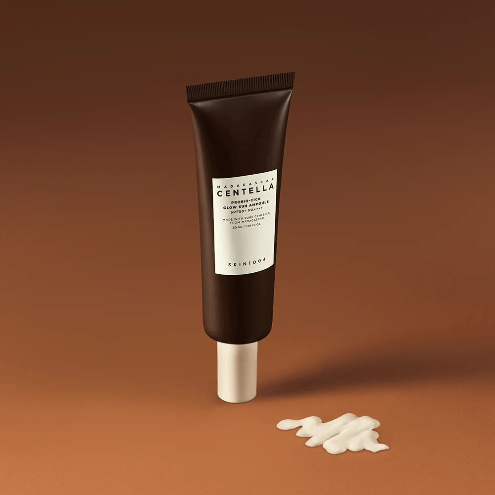 SKIN1004 Madagascar Centella Probio-Cica Glow Sun Ampoule tem uma fórmula sedosa e levemente tonalizada que se funde na pele. Protege com SPF50+ PA++++, hidrata profundamente e proporciona um brilho natural – perfeito para uso diário.