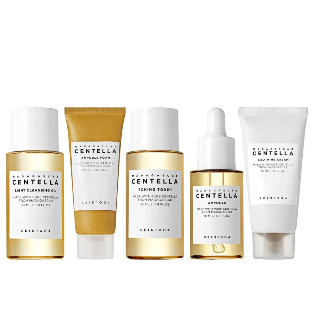 Madagascar Centella Travel Kit contém cinco produtos para uma rotina completa de cuidados com a pele. Inclui óleo de limpeza leve, espuma de ampola, tônico tonificante, ampola e creme calmante. Perfeito para hidratar e acalmar a pele onde quer que você esteja.