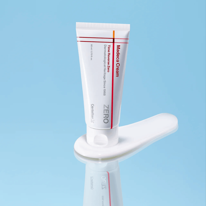 MADECA Cream Time Reverse Zero aplicado na textura do creme – creme facial suave e leve que é rapidamente absorvido e adequado para pele sensível e estressada.