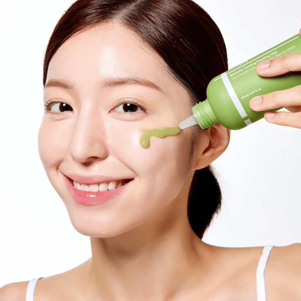 Pessoa aplicando Centellian24 Madeca Matcha Toning Peeling Gel – esfoliação suave que ajuda a remover células mortas da pele e a deixar a pele mais macia e radiante.