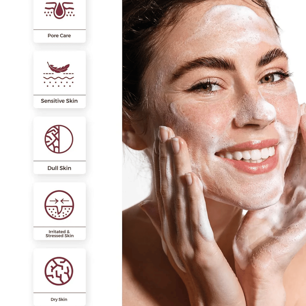 Pessoa usando Centellian24 Madeca Amino Acid Cleansing Foam – suave limpeza facial coreano que cria uma espuma suave e ajuda a limpar os poros e acalmar a pele sensível.