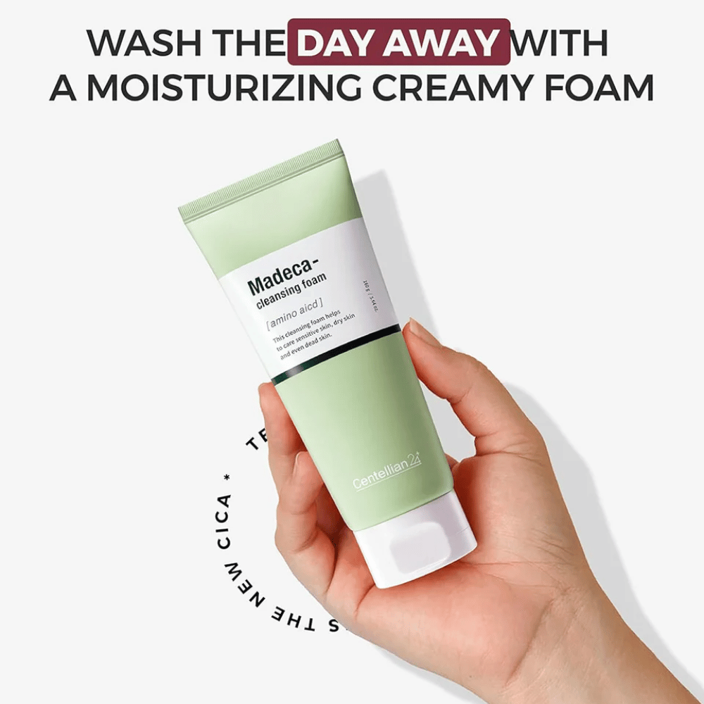 Centellian24 Madeca Amino Acid Cleansing Foam na mão – limpeza facial coreano com aminoácidos e Centella Asiatica que proporciona uma espuma cremosa e limpa a pele suavemente sem ressecar.
