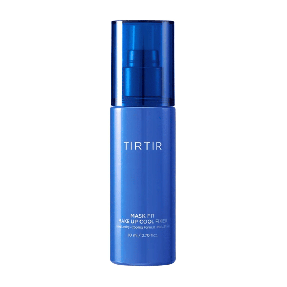 Um frasco de spray azul com "TIRTIR Mask Fit Make Up Cool Fixer" no rótulo. O design do frasco é elegante e moderno, e contém 80 ml (2,70 fl. oz.) de um produto que oferece um acabamento refrescante e duradouro para a maquiagem.