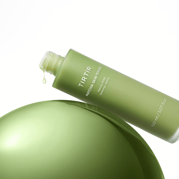 TIRTIR Matcha Skin Toner com matcha PDRN que equilibra a pele, acalma a irritação e proporciona hidratação para um tom de pele saudável e uniforme.