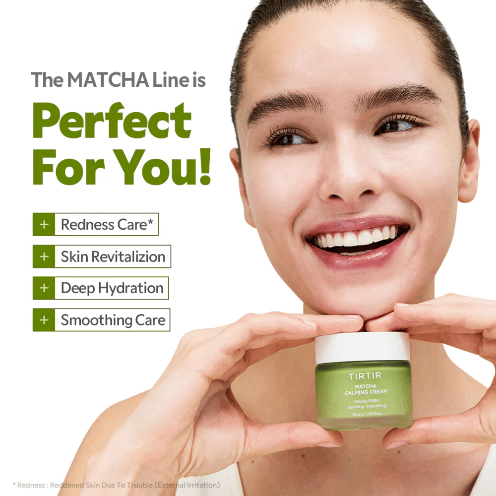 Mulher segura TIRTIR Matcha Calming Cream que acalma a pele avermelhada, proporciona hidratação profunda e reforça a barreira cutânea para um brilho saudável.