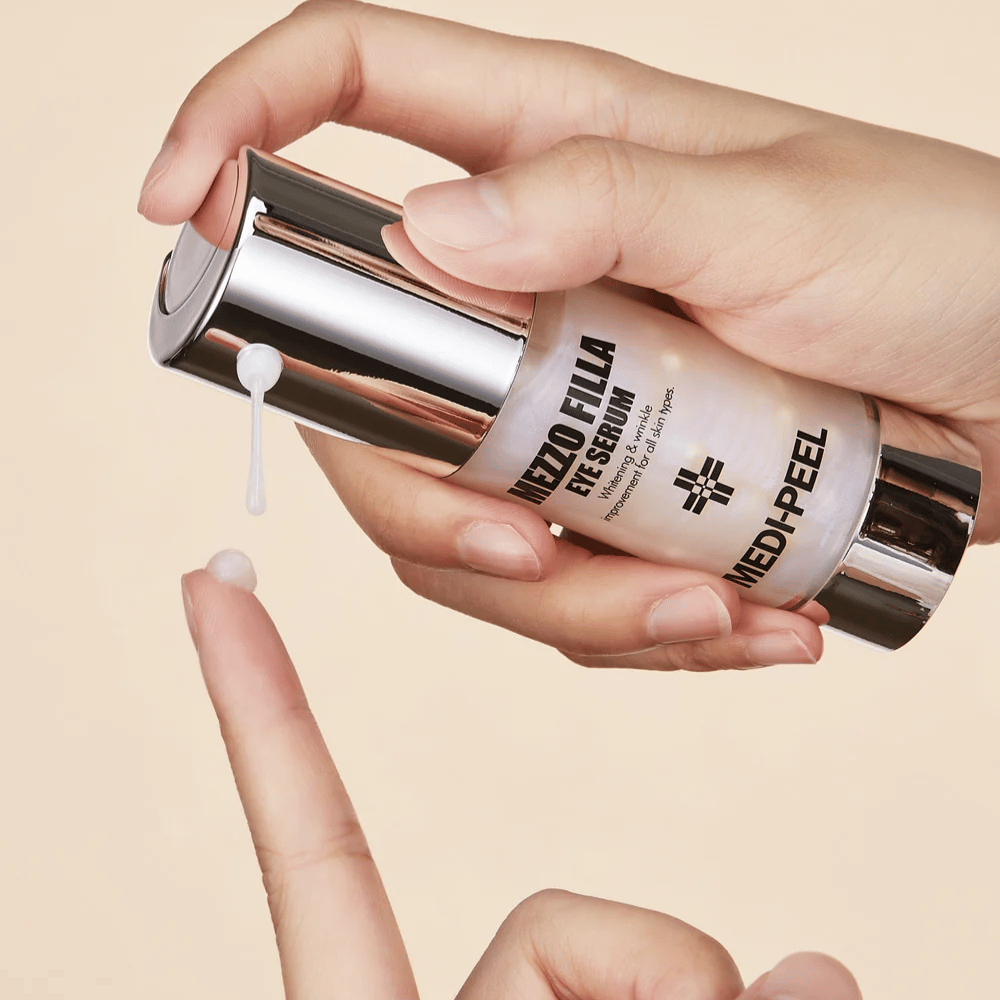 Aplicação de MEDI-PEEL Mezzo Filla Eye Serum na ponta dos dedos – sérum leve para os olhos que é rapidamente absorvido e proporciona hidratação intensa e efeito anti-envelhecimento.