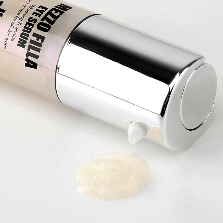 MEDI-PEEL Mezzo Filla Eye Serum em embalagem prateada com textura de sérum visível – sérum para os olhos coreano que hidrata, preenche e combate linhas finas ao redor dos olhos.